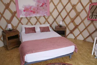 Image de Calme et cocooning, la Yourte Fuschia