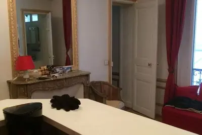 Image de Très joli deux pièce, très bien placé-plein centre de Paris, type haussmannien