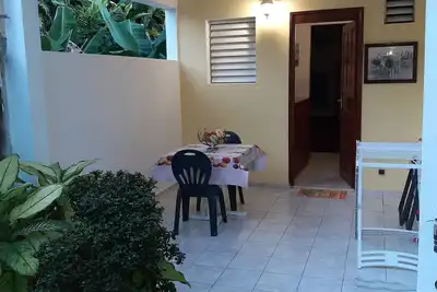 Image de Villa Héliconia en rez de jardin, entre mer et montagne, commerces de proximité.
