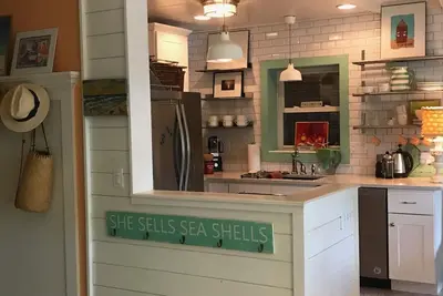 Image de Barefoot Gypsy = Steps to beach | Near Bayfront Park | Bean Point | Rod & Reel