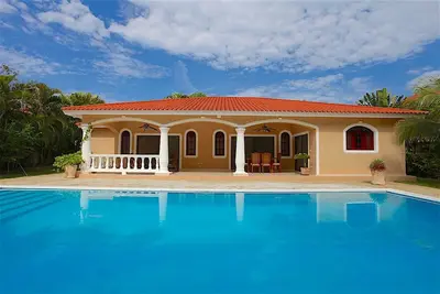 Image de Guest-friendly 3bd villa with private pool, near beach, A\/C, cable Tv, internet!
