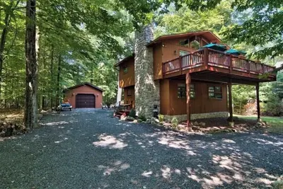 Image de Two Pines Camp - Raised Chalet in Lake Naomi
