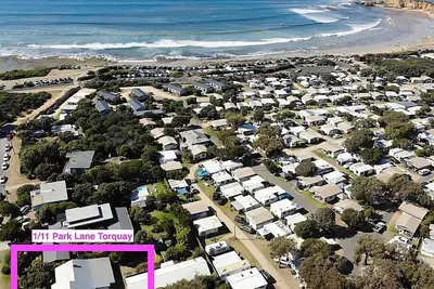Image de Immaculately prepared property is only 40 metres from the foreshore