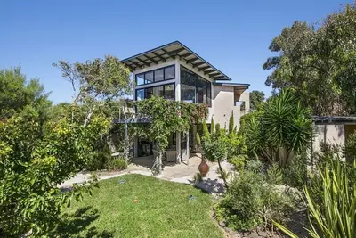 Image de Located in the best area of Central Torquay and set on a large old Torquay block