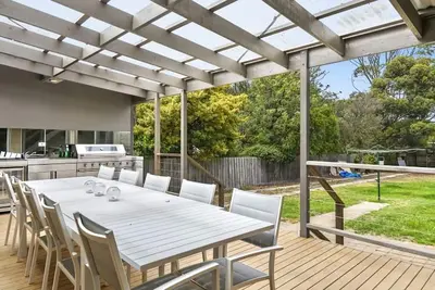 Image de Large, well renovated seven bedroom beach house