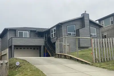 Image de Ocean view, 100 yards to beach, pet friendly, secure fenced yard.