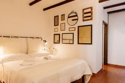 Image de Borgo 2px apartment: bedroom, kitchen and bathroom.