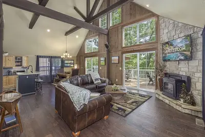 Image de Lakefront Cabin w/ Hot Tub, Pool Table, Theater + Free Resort Access