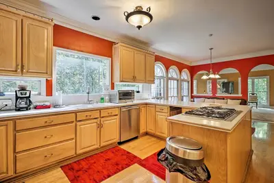 Image de 3 Mi to Roswell Riverwalk: Spacious Getaway!