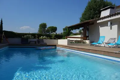 Image de Villa avec piscine et grand jardin, calme, 300m centre ville