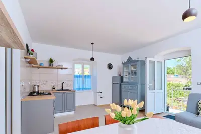 Cozy 2-Bedroom Apartment with Pet-Friendly Charm for 4 Guests