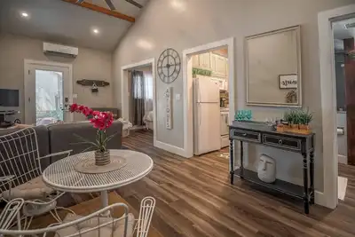 Image de *Steps From the Heart of Downtown Murphys* The Hillbilly Hideaway