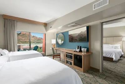 Image de Hotel Overlooking Uptown with Private Balcony - Double Queen @ Matterhorn Inn