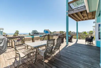 Image de Grand Deck. Infinite Views. Refined Coastal Living!