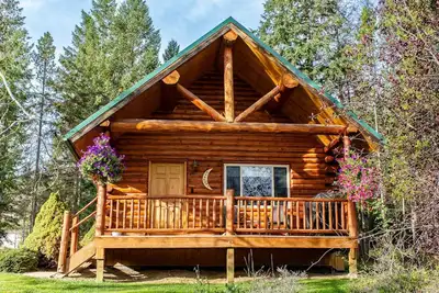 Cozy log cabin with fireplace and jacuzzi tub, close to skiing