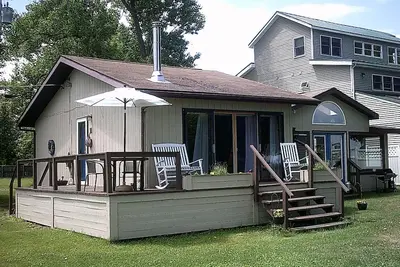 Image de Small, Rustic Waterfront Cottage On Lake Ontario with the best sunsets ever.