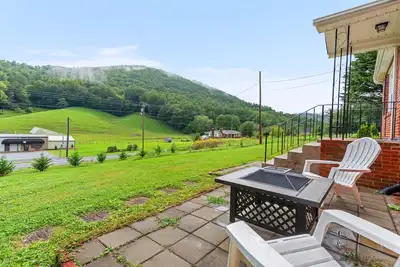 Image de Country Setting. City Convenience. Hot Tub