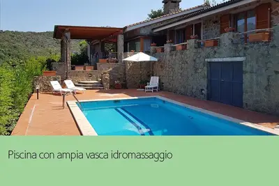 Villa di Lusso con Vista Mare e Piscina