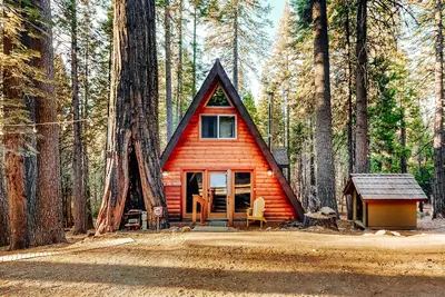 Image de Stylish A-frame cabin with full kitchen, loft & spacious deck - dog-friendly