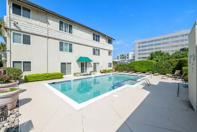 Image de Beautiful Luxury Condo 1. 5 blocks from Oceanfront, private parking  and a pool.