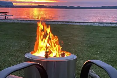 Image de Beautiful updated home with 100’ on Portage Lake - 20 minutes to Arcadia Bluffs