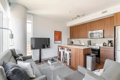 Image de Bright 2br Condo with Parking!