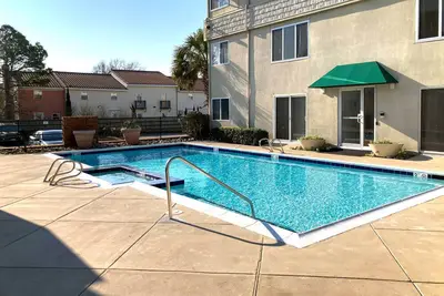 Image de Beautiful Luxury Condo 1. 5 blocks from Oceanfront, private parking and a pool