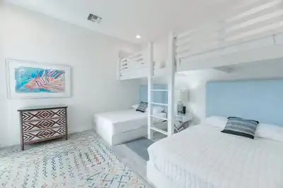 Image de 7 Mile Beach Beach Club and Pool Pavilion. Ocean views from Roof Terrace