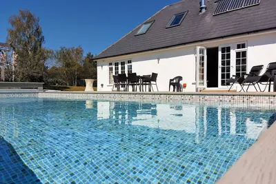 Image de Luxury villa, amazing location, pool, jacuzzi, snooker, cinema & tennis court!
