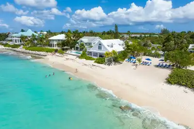 Image de 7 Mile Beach views from the Roof terrace. Luxury Condo with Private Beach Club