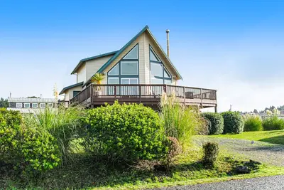 Image de Spacious coastal home with private hot tub, ocean view, wood stove & Ev charging