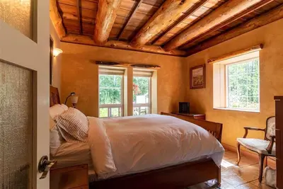 Image de Stargaze in the forest. Enchanting Straw Bale Cottage nestled in nature.