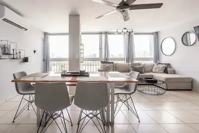 Image de 2 bd - 1 ba modern apartment with lagoon view and parking!