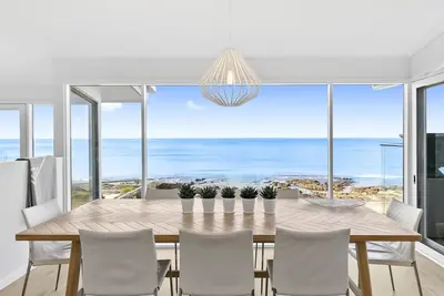 Image de The Lorne House - Perfectly positioned just meters from the sand.