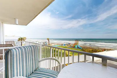 Image de Oceanfront condo with pool, hot tub, balcony, game room, and fitness room