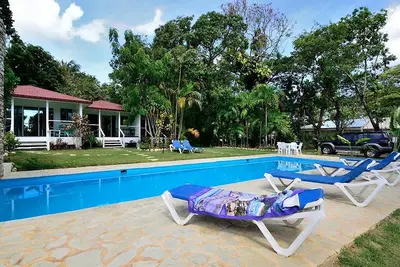 Image de Cozy guest-friendly bungalow immersed in tropical garden, steps to everything