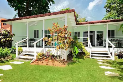 Image de Private bungalow in large tropical garden with pool, steps from shops/beaches!