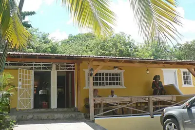 Image de Guest-friendly hotel room in lush tropical settings, with on-site restaurant