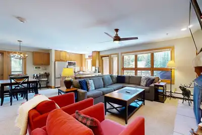 Image de Ski-in/out Condo w/ Three Decks, Fireplace, WiFi & Shared Pool/Hot Tub/Laundry