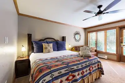 Image de Ski-in/out, lodge-style studio w/ high-speed WiFi, shared pool/hot tubs/laundry