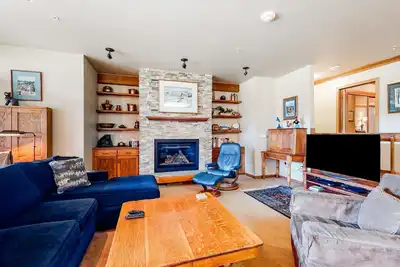 Image de Ski-in/ski-out home w/ high-speed WiFi, fireplace & shared pool/hot tub/laundry