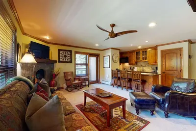 Image de Ski-in/out, mountain view condo w/ fireplace, fast WiFi, shared hot tubs/pool/Wd