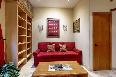 Image de Eclectic garden-level ski-in/ski-out condo with pool, hot tubs, W/D & fast WiFi