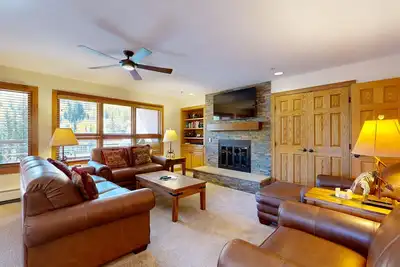 Image de Ski-in/out condo w/ fireplace, ski view, fast WiFi & shared pool/hot tub/laundry