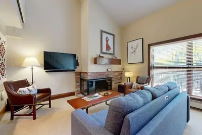 Image de Ski-in/out Condo with fast WiFi, grill, fireplace & shared pool, hot tubs, W/D