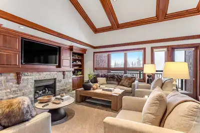 Image de Luxe condo w/fireplace, fast WiFi & shared pool, hot tubs, W/D - walk to gondola