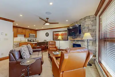 Image de Ski-in/out condo w/ fireplace, mountain view, fast WiFi, shared pool/Wd/hot tub