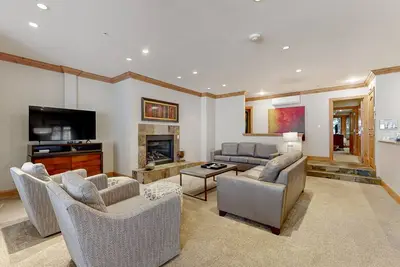 Image de Ski-in/ski-out condo w/ shared pool/hot tubs/laundry, fast WiFi, and fireplace
