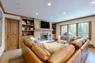 Image de Ski-in/out condo w/ mountain view, fireplace, fast WiFi, shared pool/hot tubs/Wd