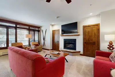 Image de Ski-in/ski-out condo w/ fireplace, high-speed WiFi & shared pool, hot tubs, W/D